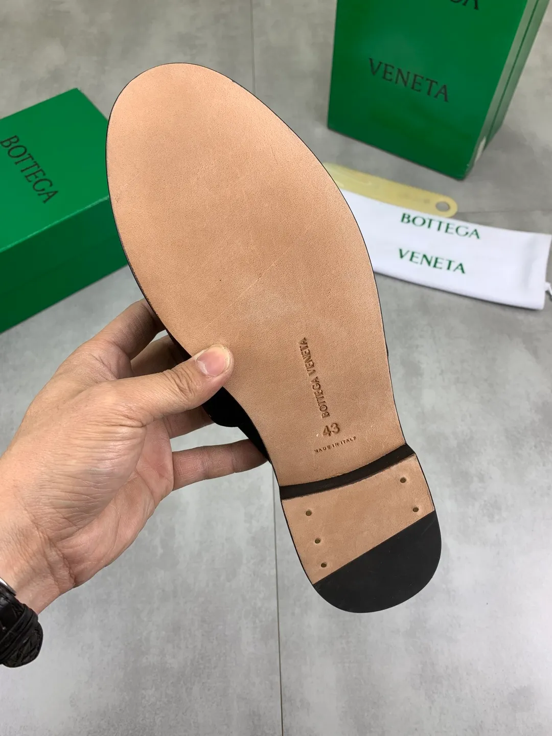 Men's shoes 💰P800 [New model] (genuine leather outsole) water-dyed cow lining 💰High-quality business couple half-slip leather shoes 💎💎💎 BOTTEGA VENETA official website synchronizes the latest top version of BV in the market, accepts material comparison, shoe type comparison, process comparison, practical and textured, versatile and suitable for any occasion, the more you look at it, the more flavorful it becomes. Purely hand-knitted craftsmanship - Upper material, calfskin imported from Italy 🇮🇹 - High-quality water-dyed cowhide lining - Original private model customized leather outsole -Size: Female 35-39 (40 ordered) Male 39-44 (38 45 can be customized) Color: Multiple colors available